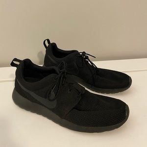 Black Men’s Nike Roshe Ones Size 11
